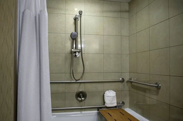 غرفة قياسية بسريرين مزدوجين لذوي الإعاقة، CROWNE PLAZA BOSTON - WOBURN 7/8