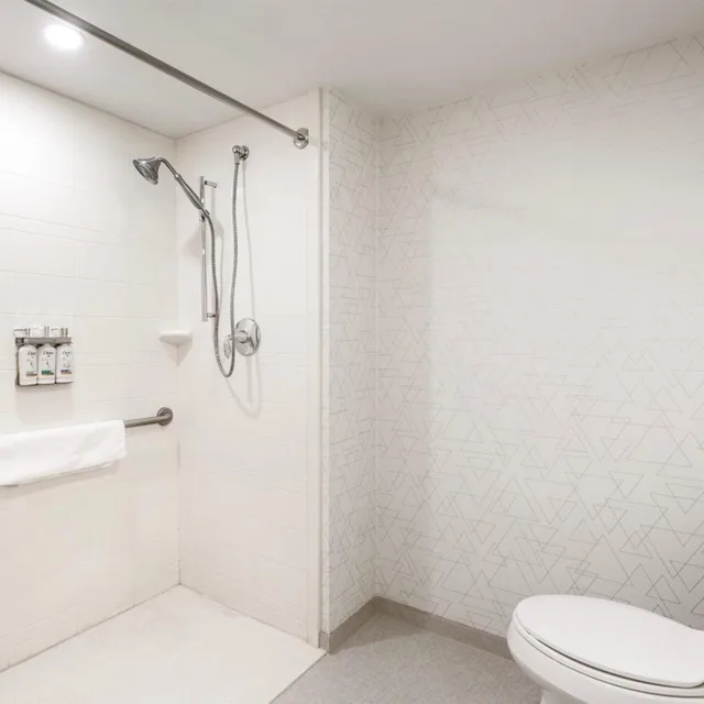 Deluxe, Twin Beds, Accessible, Holiday Inn Express Hotel Suites Waterloo St Jacobs 5/10
