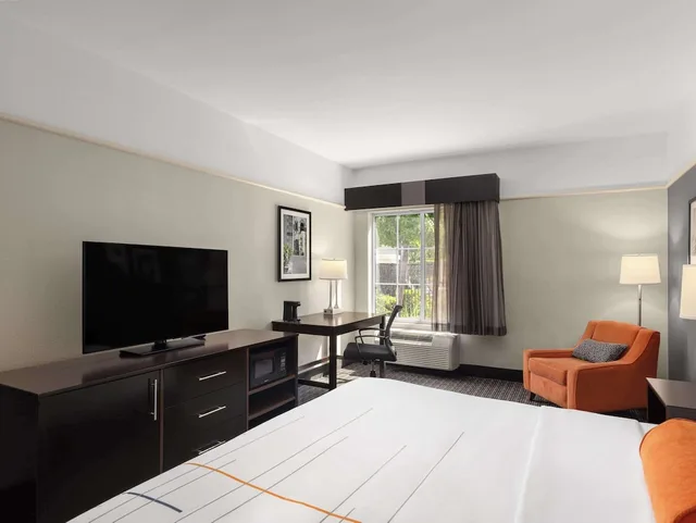 غرفة بسرير كينج، La Quinta Inn & Suites by Wyndham Santa Clarita - Valencia 4/8