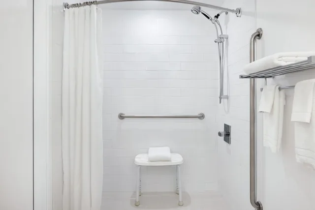 غرفة تقليدية بسرير كينج مع أريكة، Four Points by Sheraton Edmonton South 5/5