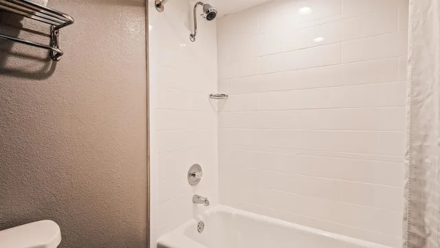 غرفة قياسية بسرير كينج بشرفة للمدخنين، Best Western Yacht Harbor Hotel 8/9