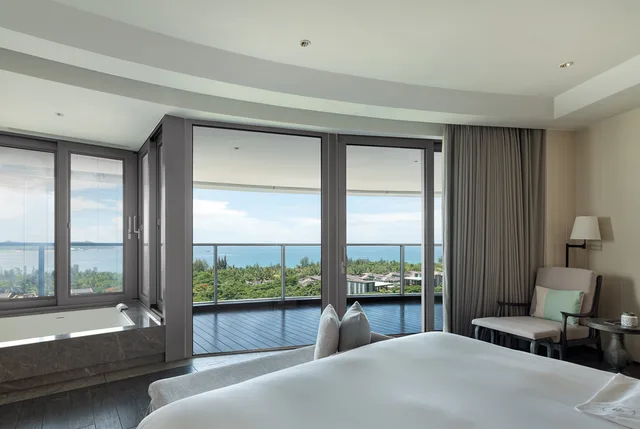 جناح بسرير كوين بإطلالة على البحر، Rosewood Sanya 1/1