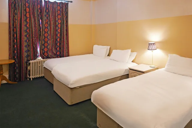 غرفة قياسية عائلية 4، OYO Langford Hotel, Brighton & Hove 1/5