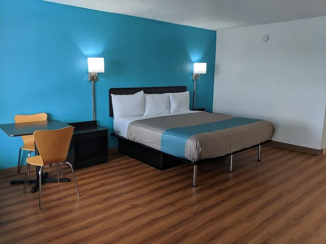 1 King Bed - Suite, Non-Smoking, Micfridge، Motel6 Chattanooga, TN - Airport 2/3