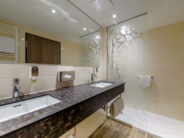 غرفة كومفورت بسريرين منفصلين وسرير مزدوج وسريرين منفصلين، ibis Styles Leipzig 10/10
