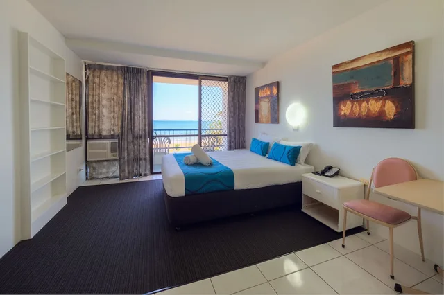 غرفة بسرير كوين وسرير فردي بإطلالة على البحر، BAYVIEW TOWER 6/10