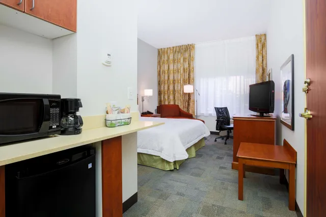 غرفة قياسية بسرير كينج بمطبخ صغير، Hampton Inn Anchorage 4/8
