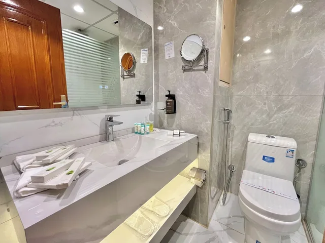 غرفة قياسية ثلاثية بثلاثة أسرّة، فندق زوار العالمي(Zowar Alalami hotel) 10/10