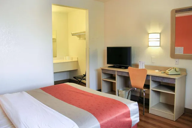 غرفة بسرير كوين للمدخنين، Motel6 Enfield, CT - Hartford 5/9