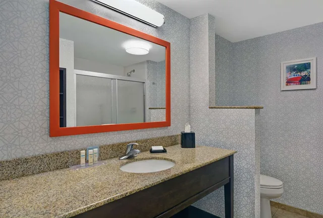 غرفة بسرير كينج بإطلالة على النهر، Hampton Inn Bath Brunswick Area Me 2/2