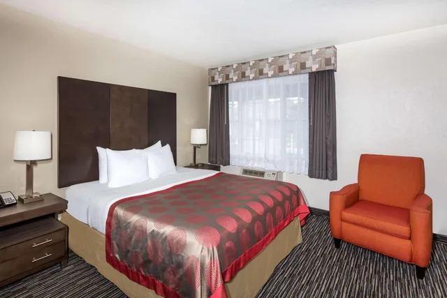 غرفة بسرير كينج، Ramada By Wyndham Monterey 2/2
