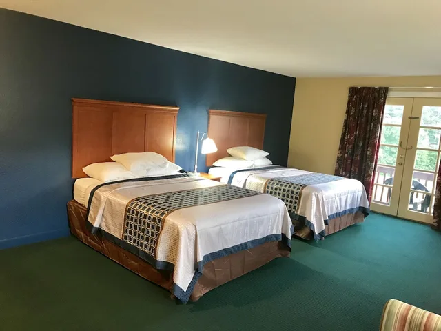 غرفة ديلوكس بسريرين كوين بإطلالة على الجبل مع أريكة، Swiss Chalets Village Inn 4/8