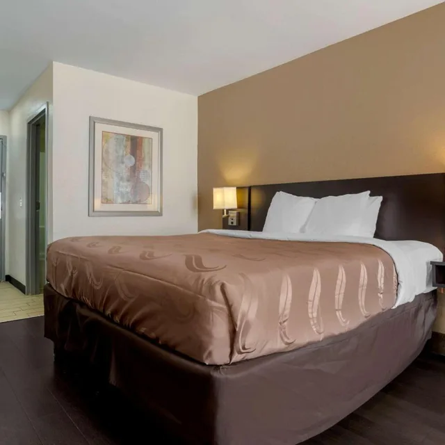 غرفة بسرير كينج في طابق مرتفع، Quality Inn Phenix City Columbus 2/8