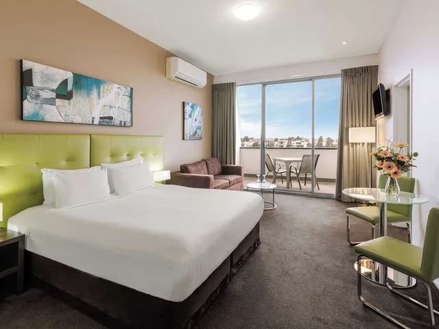 استوديو بسرير كينج بشرفة، Mercure Melbourne Caroline Springs 1/8