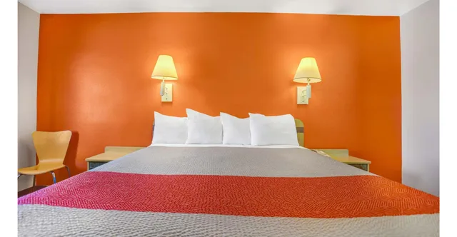 1 King Bed - Non-Smoking, Micfridge، Motel6 Espanola, NM 5/7