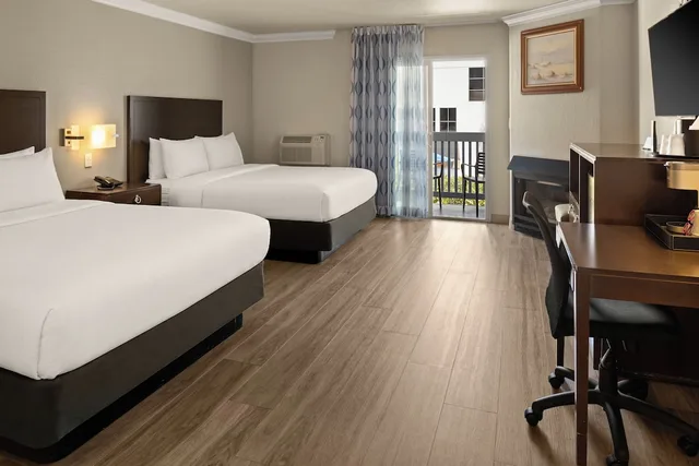 Room, 2 Queen Beds, Cannery Row Inn 4/6