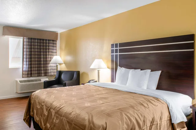 غرفة بسرير كينج للمدخنين، Quality Inn McComb 1/6