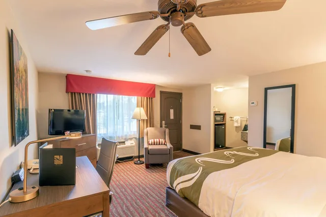 غرفة بسرير كينج، Quality Inn near Rocky Mountain National Park 1/2