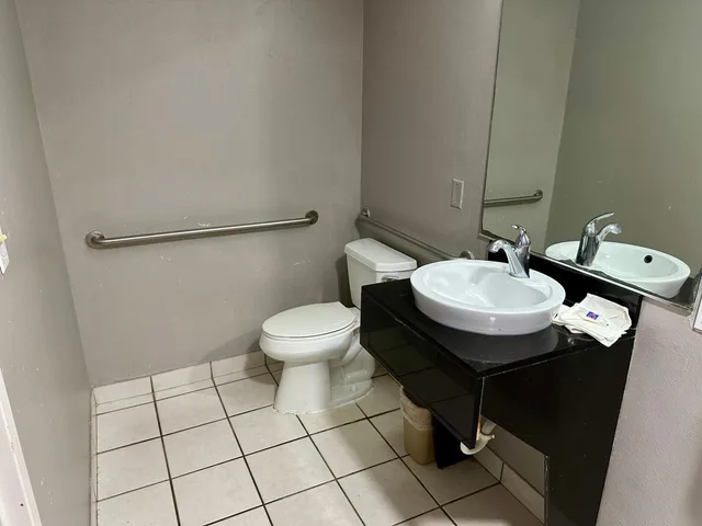 1 King Bed - Mobility Access RI Shwr Smk، Motel6 West Monroe, LA 6/10