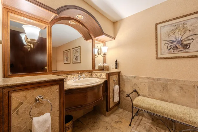 Vice President, Suite, King Bed، Chateau On the Lake Resort Spa And Convention Centre 5/6