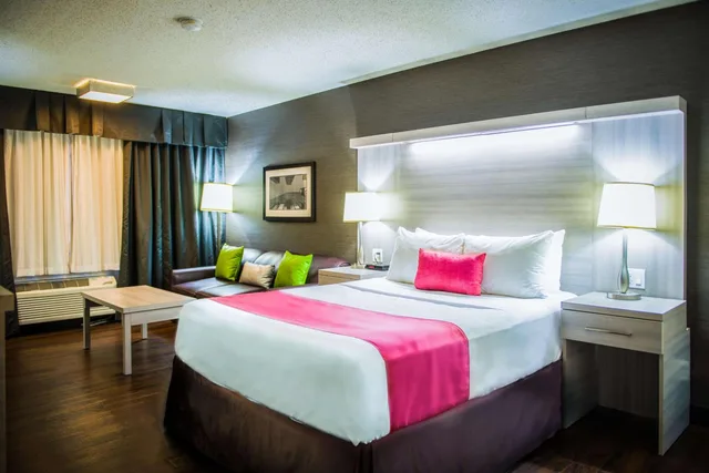 غرفة بسرير كوين مع أريكة، Village Park Inn Calgary 2/4