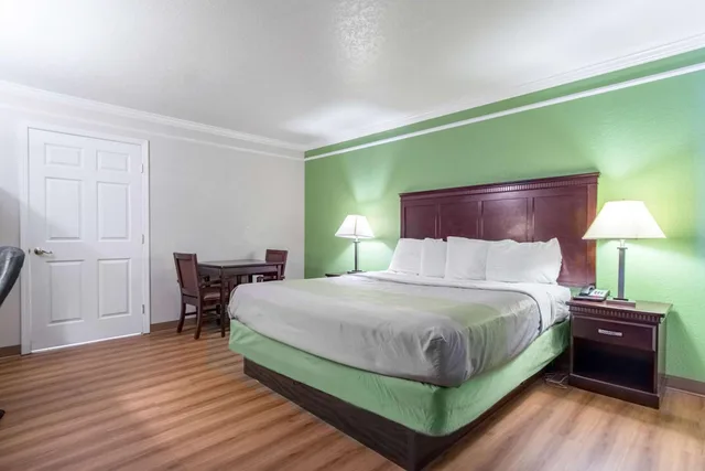 غرفة بسرير كينج لذوي الإعاقة، Motel6 Kingsburg, CA 9/10