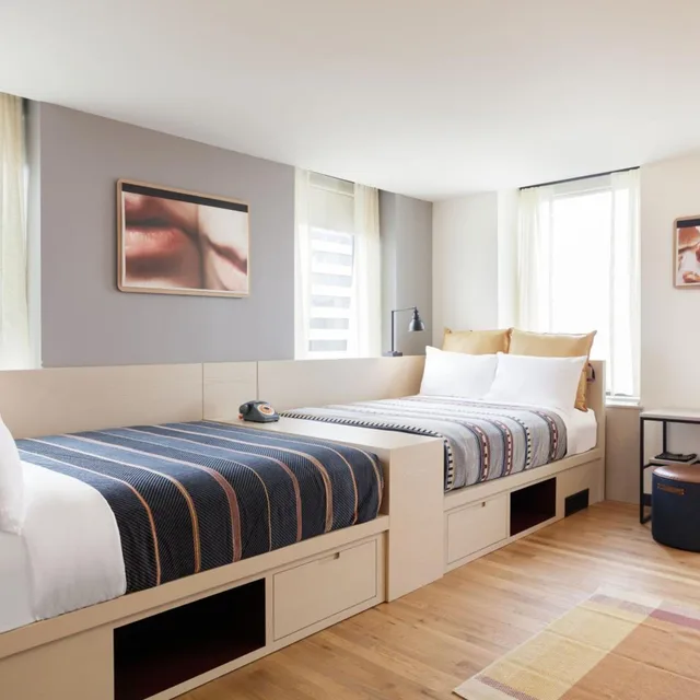 غرفة بسرير كينج وسريرين كوين بحوض استحمام لذوي الإعاقة، Moxy Richmond Downtown 1/2