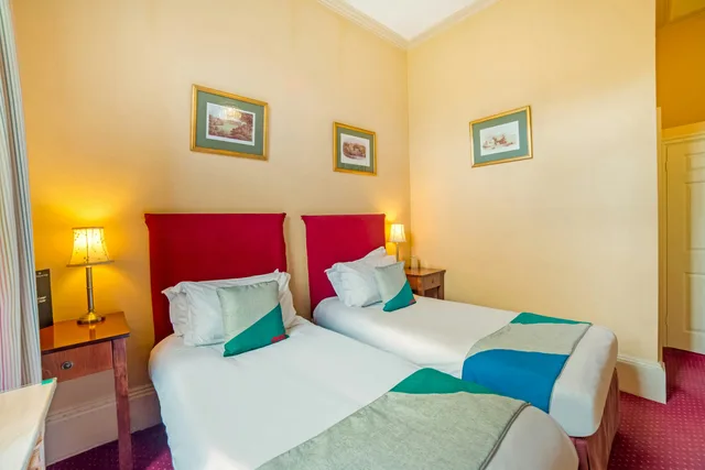Standard Twin Room, OYO Bailbrook Lodge, Bath 1/4
