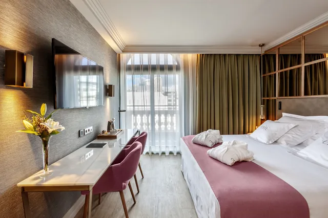 غرفة بريميوم عائلية بسرير كينج وسريرين منفصلين، Barcelo Emperatriz 4/10
