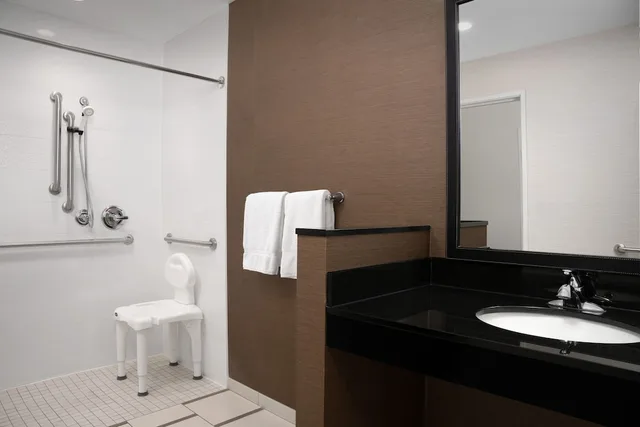 جناح بسرير كينج مع أريكة، Fairfield Inn & Suites Sioux Falls Airport 2/3