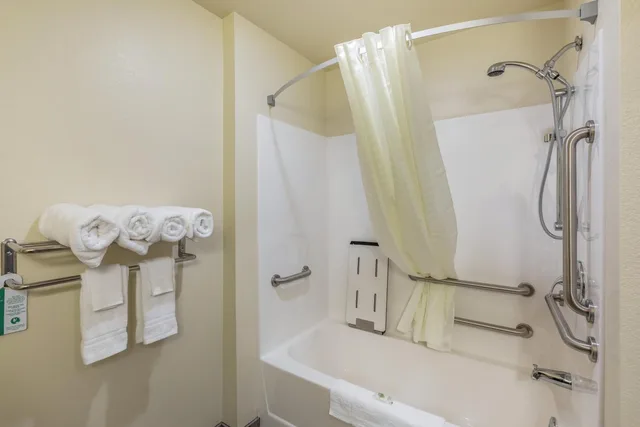 غرفة بسرير كوين لذوي الإعاقة، Cobblestone Inn & Suites at UW Stout Downtown Menomonie 6/6