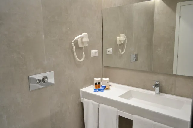 غرفة رباعية بإطلالة على البحر، Hotel Puntaquattroventi 4/7