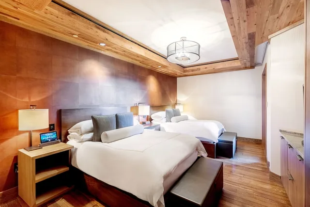 Lodge, Suite, 2 Queen Beds, Balcony, Primland 1/2