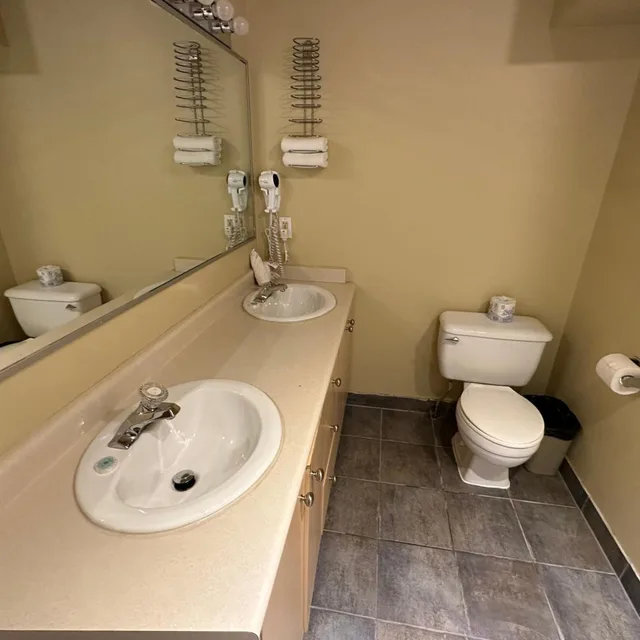 جناح بجاكوزي، Canadian Inn 7/9