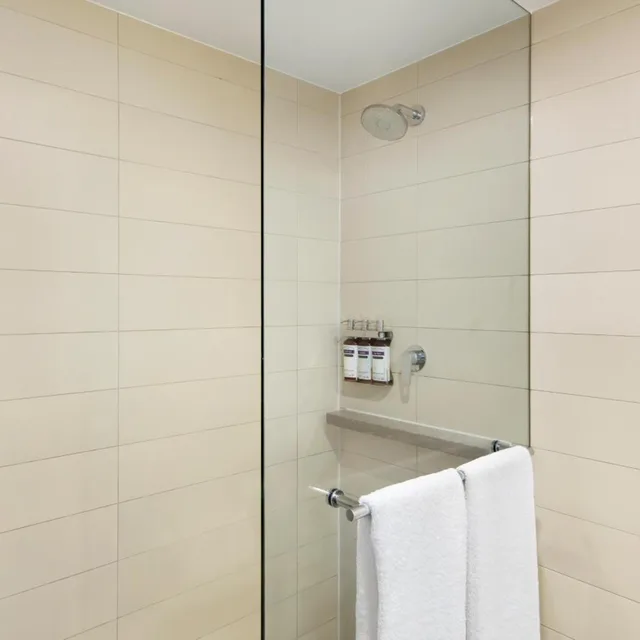 غرفة بسرير كينج بإطلالة على المرفأ في طابق مرتفع، HYATT REGENCY SYDNEY 7/8