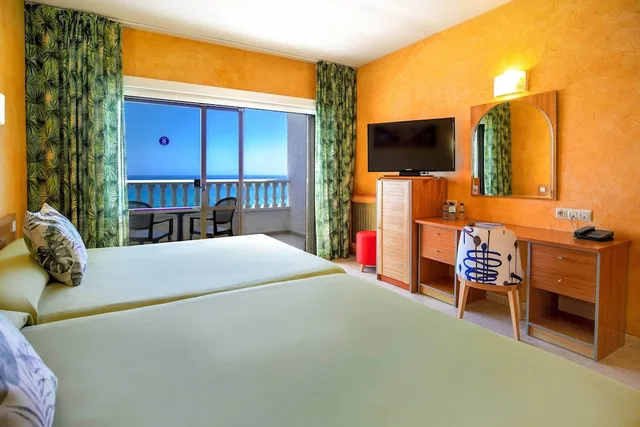 غرفة بأربعة أسرّة بإطلالة على البحر بشرفة، Hotel Servigroup La Zenia 5/10