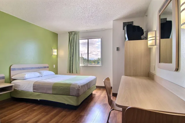1 Queen Bed - Mobility Accessible Tub، Motel6 Albuquerque, NM - North 2/10