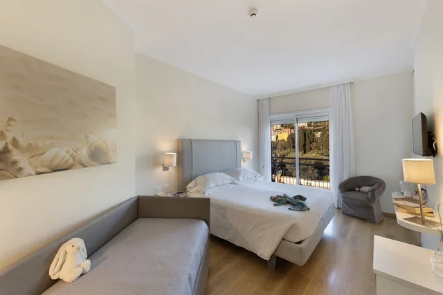 غرفة بسريرين منفصلين بإطلالة على المسبح، Hotel Regina Sorrento 9/10