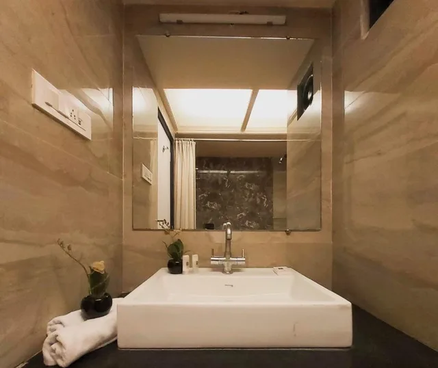 Suite, Balcony, Quality Inn Mint 2/3