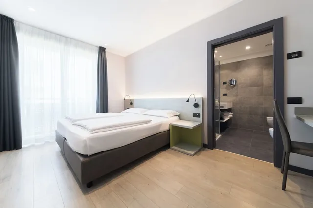 Standard, King Bed, Garda Life 6/10