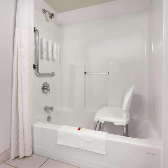 غرفة بسرير كينج وسرير كوين لذوي الإعاقة، Super 8 by Wyndham Winnipeg West 7/10