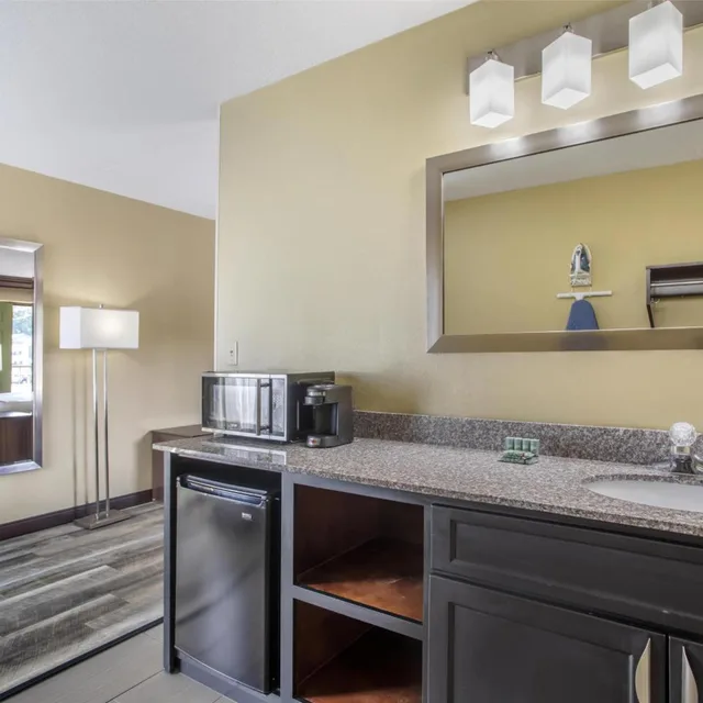 Room, King Bed, with View, Pool Access، Best Western Plaza Inn 6/6