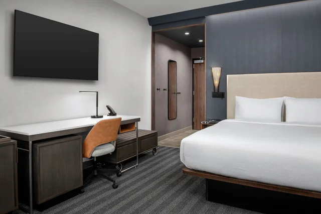 غرفة قياسية بسرير كينج مع أريكة، Courtyard by Marriott Bozeman 3/8