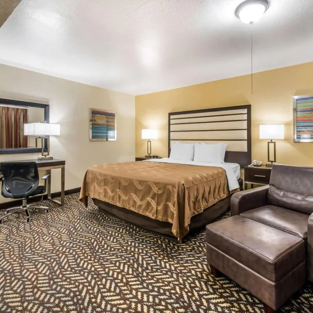 غرفة بسرير كينج بشرفة، Quality Inn & Suites Capitola By The Sea 4/5
