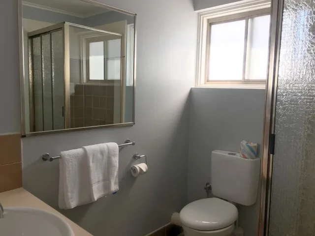 Standard, 1 Queen and 1 Single Bed, Comfort Inn Commodore Albury 4/6