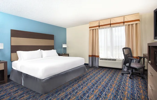 غرفة قياسية بسرير كينج، Holiday Inn Express Berea 1/3