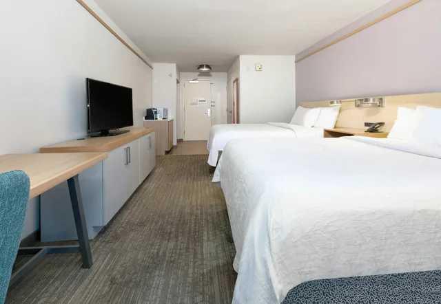 غرفة بسريرين كوين بحوض استحمام لذوي الإعاقة، Hilton Garden Inn Irvine East-Lake Forest 2/4