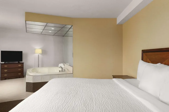Suite, King Bed, Days Inn by Wyndham Fallsview 2/2