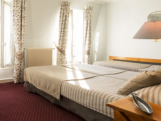غرفة ثلاثية، Hotel France Eiffel 1/1