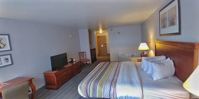 جناح بسرير كينج بحوض جاكوزي لذوي الإعاقة، Country Inn & Suites by Radisson, Chambersburg, PA 2/6